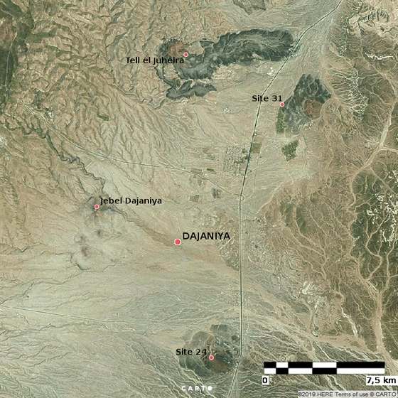 Zobrazowanie satelitarne zaplecza fortu w Dajaniya z zaznaczonymi czterema wieżami odkrytymi na pobliskich wzgórzach. 