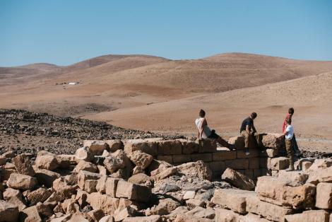 Zdjęcie nr 2 (14)
                                	                             Tuwaneh z obozem beduińskim w tle. Jesień 2019 (foto. Maciek Bernaś)
                            