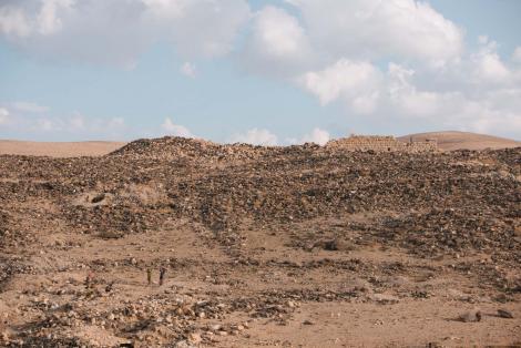 Zdjęcie nr 5 (21)
                                	                             Panorama południowo-wschodniego wzgórza w Tuwaneh. (jesień 2018) (foto. Maciek Bernaś)
                            